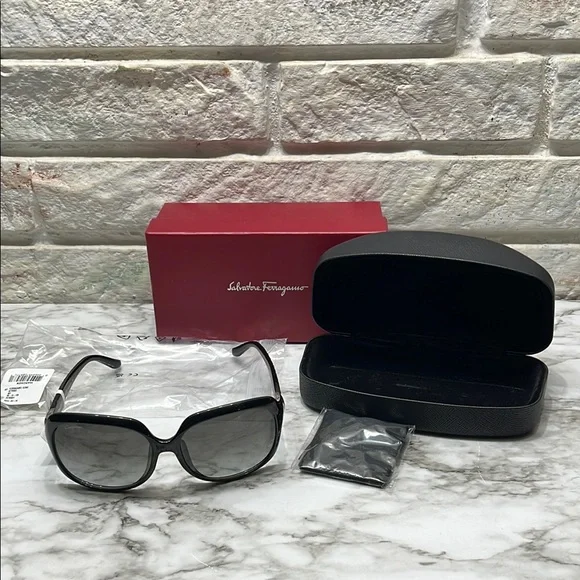 SALVATORE FERRAGOMO BLACK SUNGLASSES NWT - Picture 2 of 16